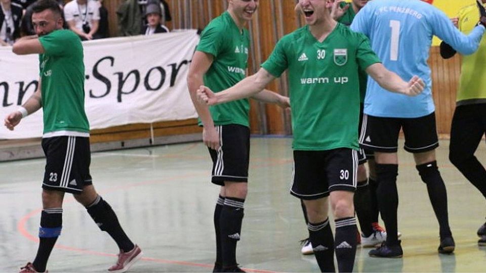Die Futsaler des 1. FC Penzberg freuen sich über den vierten Saisonsieg. Halmerl 