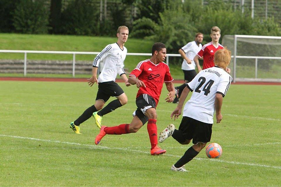 George Mbiyavanga (Mitte) und seine Mitspieler des SV Lohmar hoffen im Spiel gegen RW Merl auf eine Kehrtwende., Foto: Bröhl