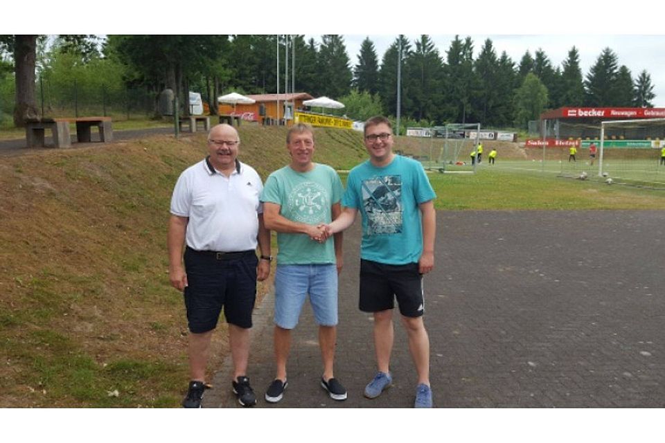 Karl-Heinz Linke (links) und Oliver Hetzel (rechts) freuen sich, mit Carsten Fischbach einen Trainer für die neue 3. Mannschaft gefunden zu haben. Foto: Verein