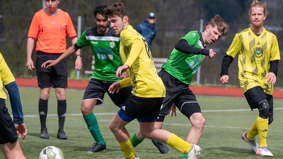 Startschwierigkeiten abgelegt: Der SC Wörnsmühl (in Gelb) zeigte bei der SG Tegernseer Tal eine dominante Leistung, die zu einem 3:0-Erfolg führte.