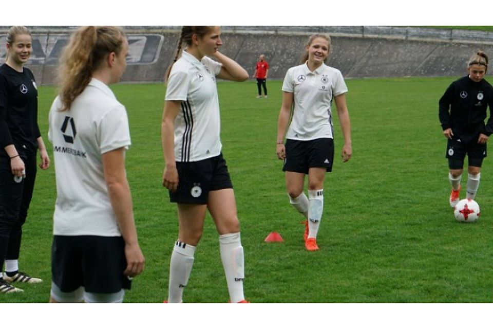 Im Kreise der Mitspielerinnen: U17-Europameisterin Marleen Schimmer (Zweite von rechts) beim Training mit der deutschen Nationalmannschaft in Tschechien.	Foto: DFB