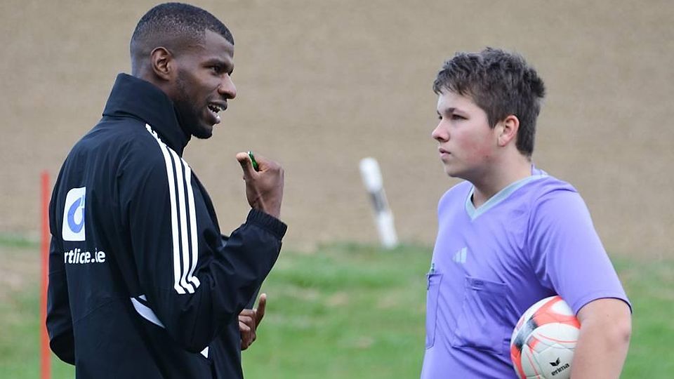 In der Halbzeit und nach dem Spiel gab Pate Assad Nouhoum Tipps an seinen Schützling Janik Fabian.