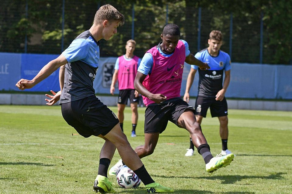 Fadhel Morou (pinkes Leibchen) will sich seit Montag im Training des TSV 1860 München zeigen.