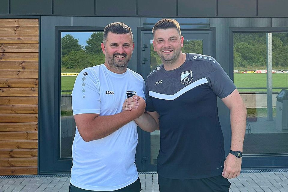 Beim FC Tegernheim heißt man den neuen Reserve-Trainer Tommy Polster (rechts) willkommen.