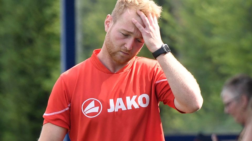 Nach einer Roten Karte zum Saisonauftakt musste Spielertrainer Matthias Schuster erst vom Spielfeldrand miterleben, wie sein Team die Punkte liegen ließ, und ist jetzt nicht mehr als Trainer für die Mannschaft verantwortlich.
