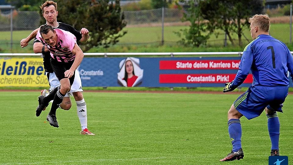 Das 1:1 im Kellerduell zwischen dem VfB Rothenstadt (in Schwarz-Weiss) und dem SC Eschenbach (in Rosa-Schwarz) bringt die beiden abstiegsgefährdeten Teams nicht weiter, sie treten in der Tabelle auf der Stelle.
