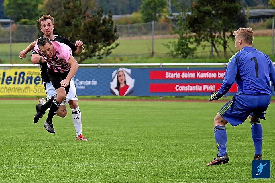 Das 1:1 im Kellerduell zwischen dem VfB Rothenstadt (in Schwarz-Weiss) und dem SC Eschenbach (in Rosa-Schwarz) bringt die beiden abstiegsgefährdeten Teams nicht weiter, sie treten in der Tabelle auf der Stelle. Das 1:1 im Kellerduell zwischen dem VfB Rothenstadt (in Schwarz-Weiss) und dem SC Eschenbach (in Rosa-Schwarz) bringt die beiden abstiegsgefährdeten Teams nicht weiter, sie treten in der Tabelle auf der Stelle.