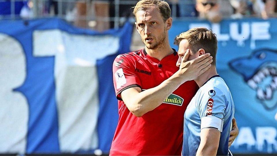 Georg Niedermeier (li.): Der Ex-VfB-Profi im Dress des SC Freiburg II  tröstet Kickers-Kapitän Sandro Abruscia. Foto: Pressefoto Baumann
