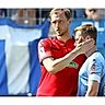 Georg Niedermeier (li.): Der Ex-VfB-Profi im Dress des SC Freiburg II  tröstet Kickers-Kapitän Sandro Abruscia. Foto: Pressefoto Baumann