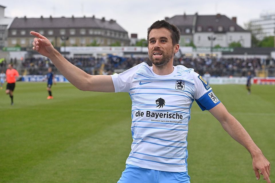 Sorgte schon im Grünwalder Stadion für Begeisterung: Stefan Lex moderiert den Spieleabend im Trainingslager der Löwen.