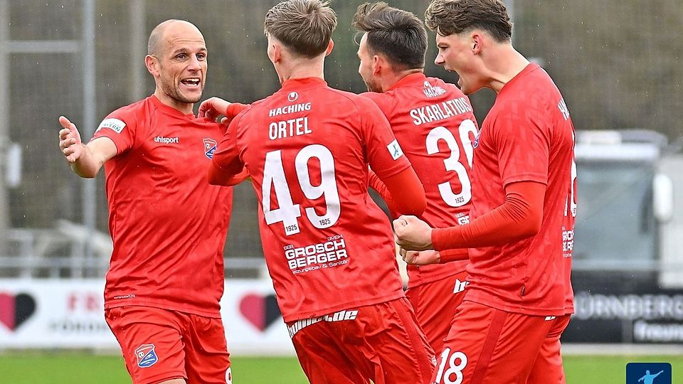 Spannung pur: Haching feiert den 2:0-Triumph beim 'kleinen Club' und lässt den Aufstiegskampf neu entfachen.