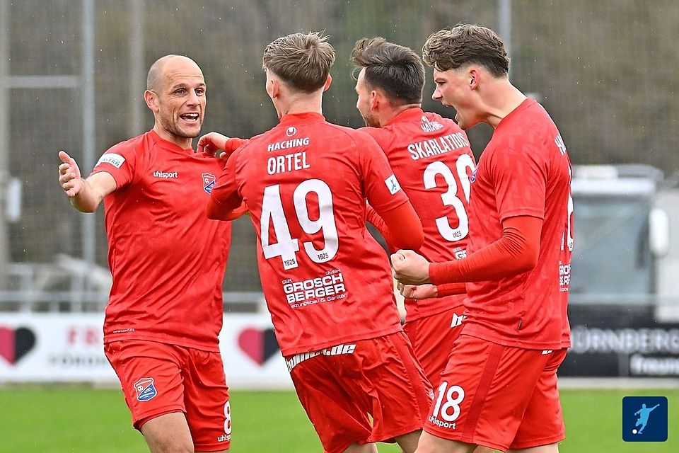 Spannung pur: Haching feiert den 2:0-Triumph beim 'kleinen Club' und lässt den Aufstiegskampf neu entfachen.