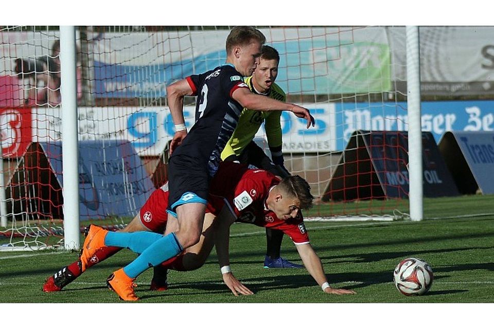 Sören Torge Lippert (in Rot) kämpfte im Verbandspokalfinale in Worms sogar auf allen Vieren für den Sieg des FCK. Vorne läuft der Mainzer Jonathan Burkardt, im Hintergrund wacht Lauterns Keeper Lennart Grill. Archivfoto: Photoagenten/Christine Dirigo Sören Torge Lippert (in Rot) kämpfte im Verbandspokalfinale in Worms sogar auf allen Vieren für den Sieg des FCK. Vorne läuft der Mainzer Jonathan Burkardt, im Hintergrund wacht Lauterns Keeper Lennart Grill. Archivfoto: Photoagenten/Christine Dirigo