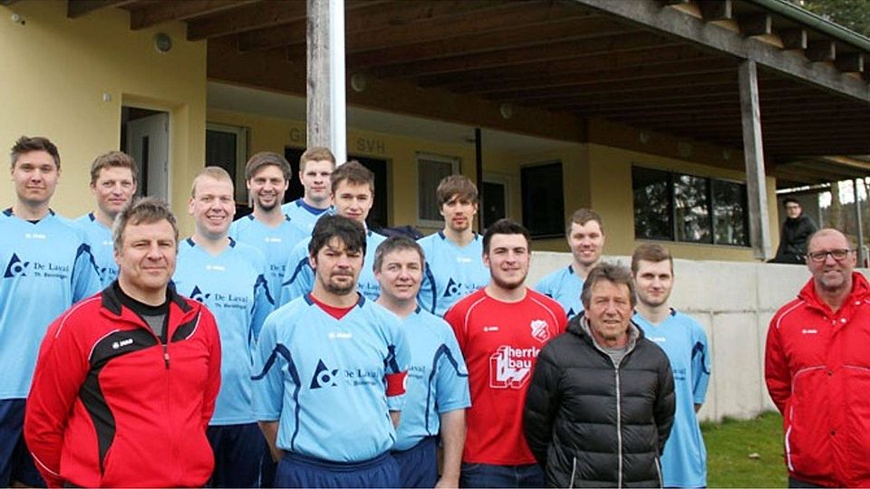 Sie haben den Spaß an ihrem Sport noch nicht verloren, die Fußballer des SV Hohenaltheim mit (vorne von links) Abteilungsleiter Ralf Epple, Spielführer Matthias Ruff, Trainer Werner Kannler und dem Vereinsvorsitzenden Friedrich Erhardt.		F.: Jim Benninger