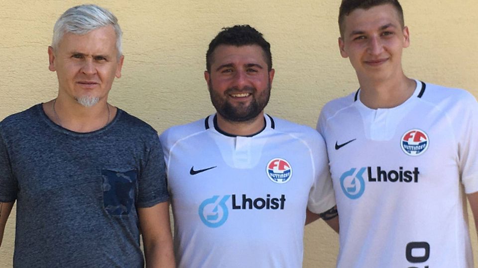 Markus Dorn, neuer sportlicher Leiter des FC Huttingen, mit den Neuzugängen Piero Saccone (Mitte) und Steve Hartmann