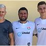 Markus Dorn, neuer sportlicher Leiter des FC Huttingen, mit den Neuzugängen Piero Saccone (Mitte) und Steve Hartmann