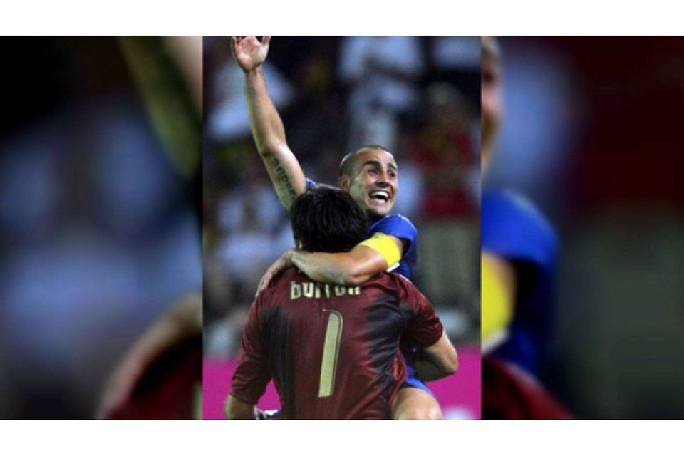 Gianluigi Buffon and Fabio Cannavaro feiern bei der WM 2006 den Sieg im Halbfinale über Deutschland. Beide haben schon in Parma gespielt. Buffon begann beim damaligen AC Parma seine Profikarriere Foto:dpa