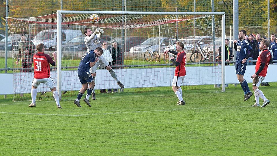 Chance nicht genutzt: Der Taufkirchener Stürmer Thomas Götzberger (l.) köpft, aber Moosens Torwart Lukas Mabey, etwas behindert von einem Mitspieler, pariert glänzend.