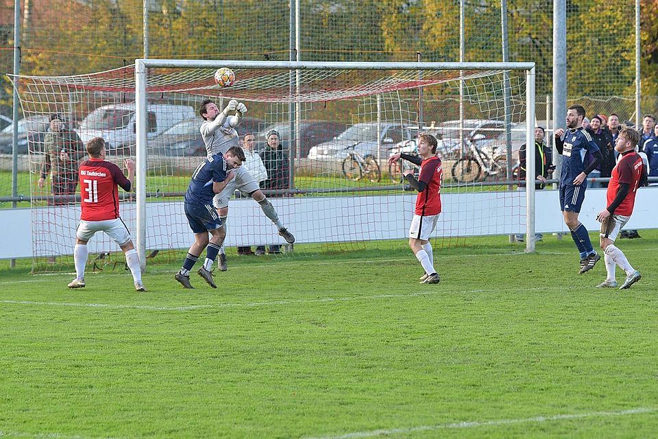 Chance nicht genutzt: Der Taufkirchener Stürmer Thomas Götzberger (l.) köpft, aber Moosens Torwart Lukas Mabey, etwas behindert von einem Mitspieler, pariert glänzend.