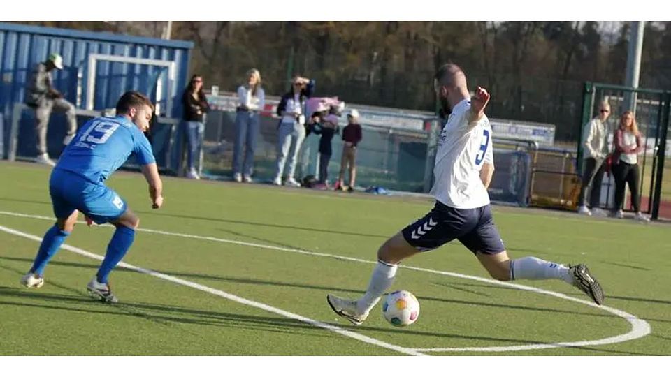 Lukas Knell (rechts, hier in einem Verbandsliga-Spiel gegen den SC Hauenstein) zog sich in Steinwenden einen Achillessehnenriss zu. Das hatte weitreichende Folgen.    Archivfoto: Axel Schmitz/pakalski-press