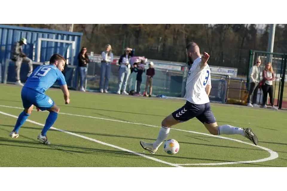 Lukas Knell (rechts, hier in einem Verbandsliga-Spiel gegen den SC Hauenstein) zog sich in Steinwenden einen Achillessehnenriss zu. Das hatte weitreichende Folgen. Archivfoto: Axel Schmitz/pakalski-press Lukas Knell (rechts, hier in einem Verbandsliga-Spiel gegen den SC Hauenstein) zog sich in Steinwenden einen Achillessehnenriss zu. Das hatte weitreichende Folgen. Archivfoto: Axel Schmitz/pakalski-press