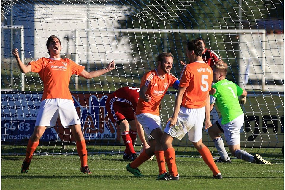 Derbypleite abgewendet: Florian Distler erzielt in der 81. Minute das 1:1 für die SpVgg Roth (orange Trikots). F: Giurdanella
