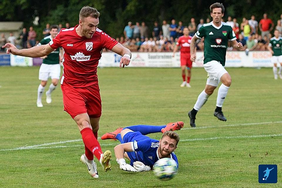 Max Käser (li.) in Aktion als Spieler. Hier trifft er gerade gegen den 1. FC Schweinfurt 05 im Juli 2019.