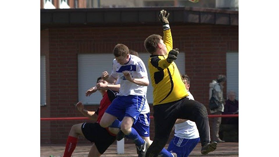 Torhüter Huesmann (hier in Aktion gegen Hesepe) braucht eigentlich neue Fußballschuhe...