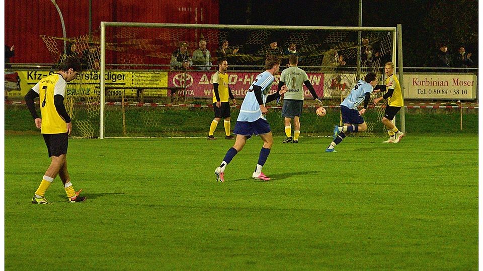 Grüntegernbach jubelt zum ersten Mal: WSV-Keeper Lukas Weinhuber ist geschlagen, Vorbereiter Emil Otter (2.v.r.) dreht glücklich ab Richtung Torschütze Tobias Kiefinger (nicht im Bild). Am Ende trennen sich die beiden Topteams 3:3.