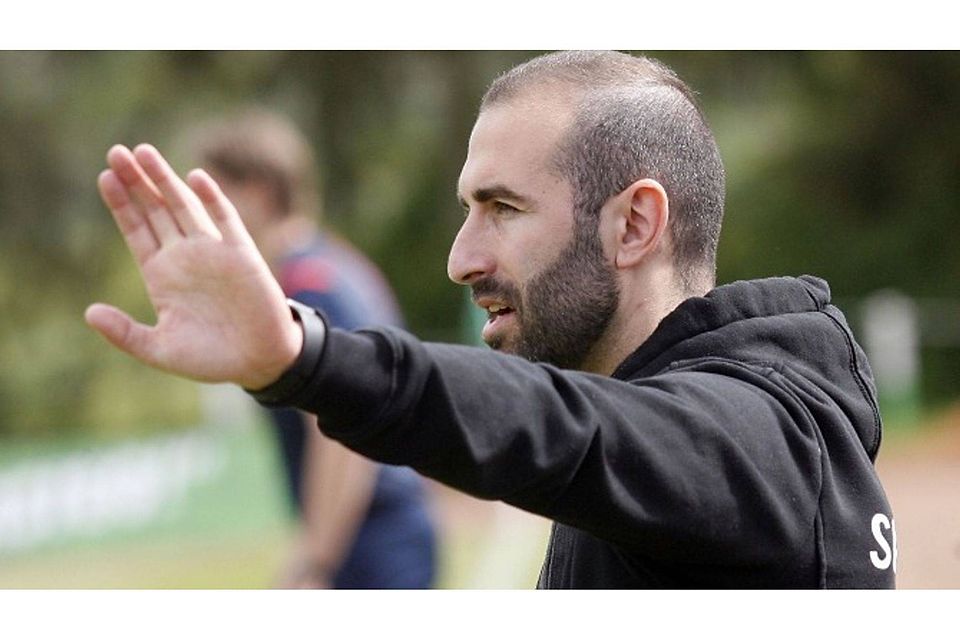 Daniyel Cimen kann sich erst einmal entspannen. Dirigieren neben dem Platz hat Pause.	Foto: Ben