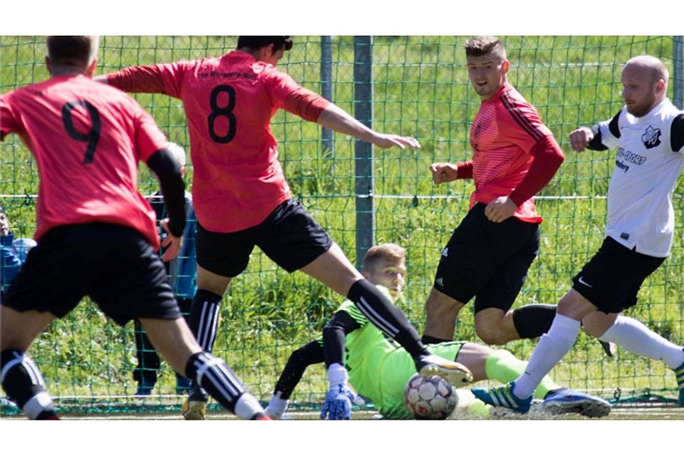 Vollversammlung vor dem Wildbader Tor: Wurmbergs Goalgetter Karsten Wolf (Nummer 8) versucht den Ball über die Linie zu drücken. Foto: Becker