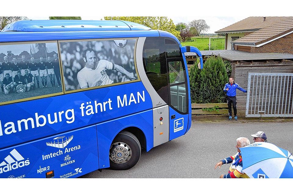 Ankunft in Malente: Um 13.03 Uhr erreichte der HSV-Mannschaftsbus die Sportschule. Dort soll für den Klassenerhalt gearbeitet werden. Foto: Klipp