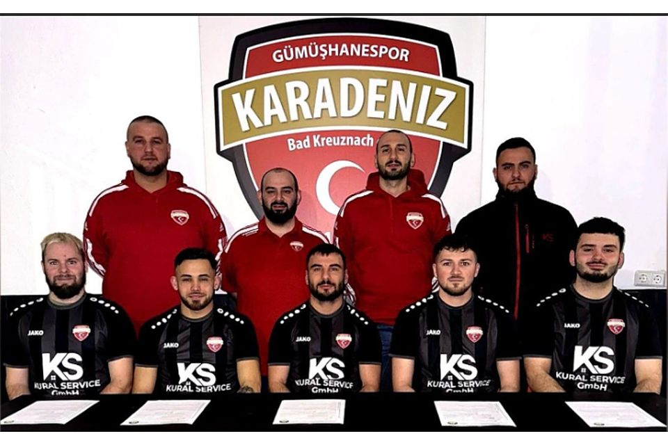 Unterschriftenaktion bei Karadeniz mit (stehend von links) Teammanager Dincer Ali Kaya, Abteilungsleiter Abdulkerim Senel, Spielertrainer (ab Sommer) Bahri Bayir, Hauptsponsor Malik Kural sowie (vorne) Steffen Sames, Florentin-Mihai Tanase, Benhur Bayir, Leonard-Christian Hilitanu, Hamit Bayir. Auf dem Bild fehlen die Zugänge Marius-Vlad Valcauan und Sefer Duyguluer.