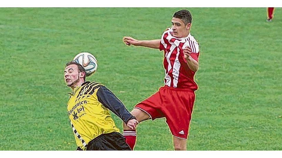 In dieser Szene ist mal der Gingener schneller als der Holzheimer und kommt mit dem Kopf eher an den Ball als sein Gegenspieler mit dem Fuß.