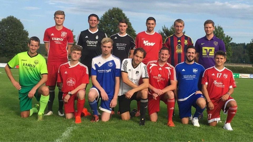 Ein ganz besonderes Mannschaftsbild: Spieler von 13 der 14 Kreisliga-B-VI-Teams. Foto: Steffen Lang