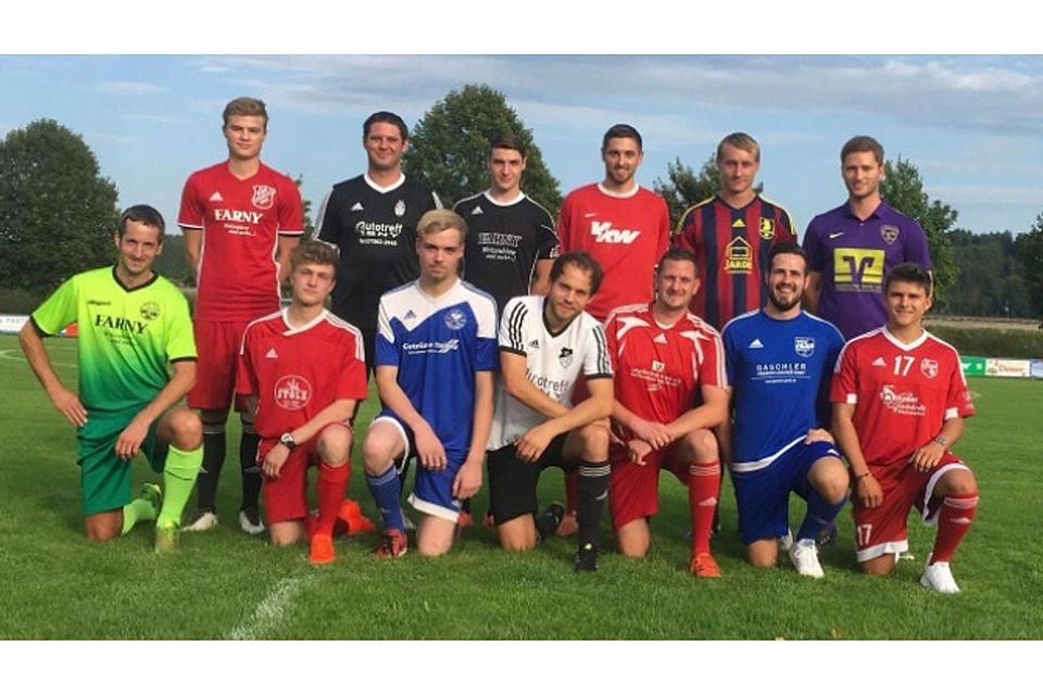 Ein ganz besonderes Mannschaftsbild: Spieler von 13 der 14 Kreisliga-B-VI-Teams. Foto: Steffen Lang