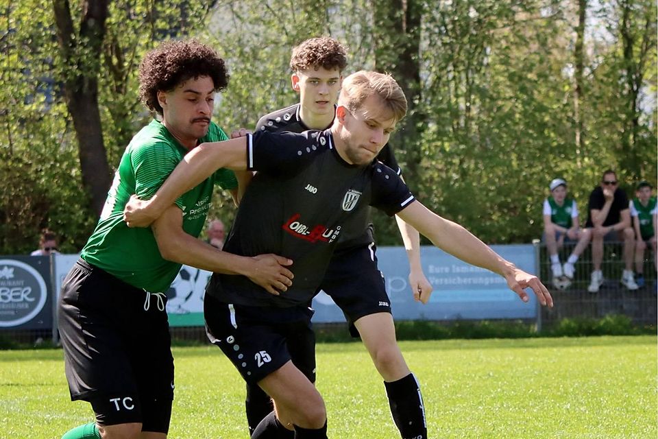 Spielszene mit Christopher Trautmann rechts vom TSV Eching.