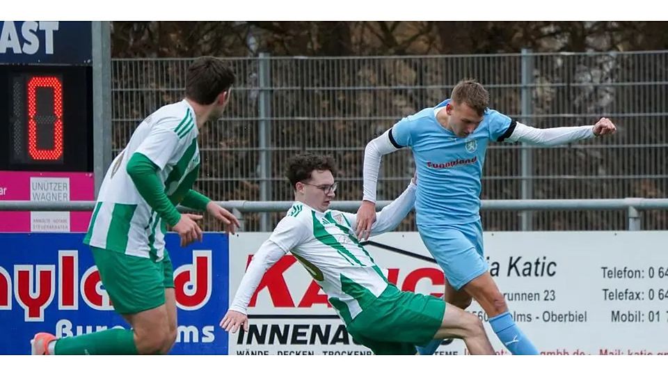 In dieser Szene ist Felix Becker (r.) vom FC Burgsolms III zwar vor Paul Ihrig und Max Trinogga (l.) von der SG Oberbiel II am Ball, am Ende teilen sich die Teams aber in der Fußball-B-Liga Wetzlar die Punkte. © Isabel Althof