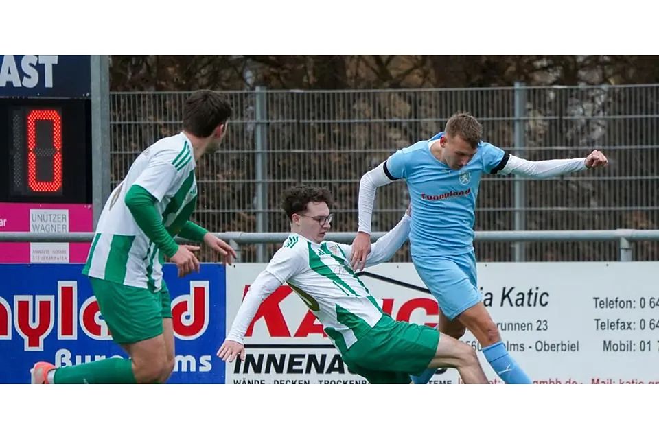 In dieser Szene ist Felix Becker (r.) vom FC Burgsolms III zwar vor Paul Ihrig und Max Trinogga (l.) von der SG Oberbiel II am Ball, am Ende teilen sich die Teams aber in der Fußball-B-Liga Wetzlar die Punkte. © Isabel Althof
