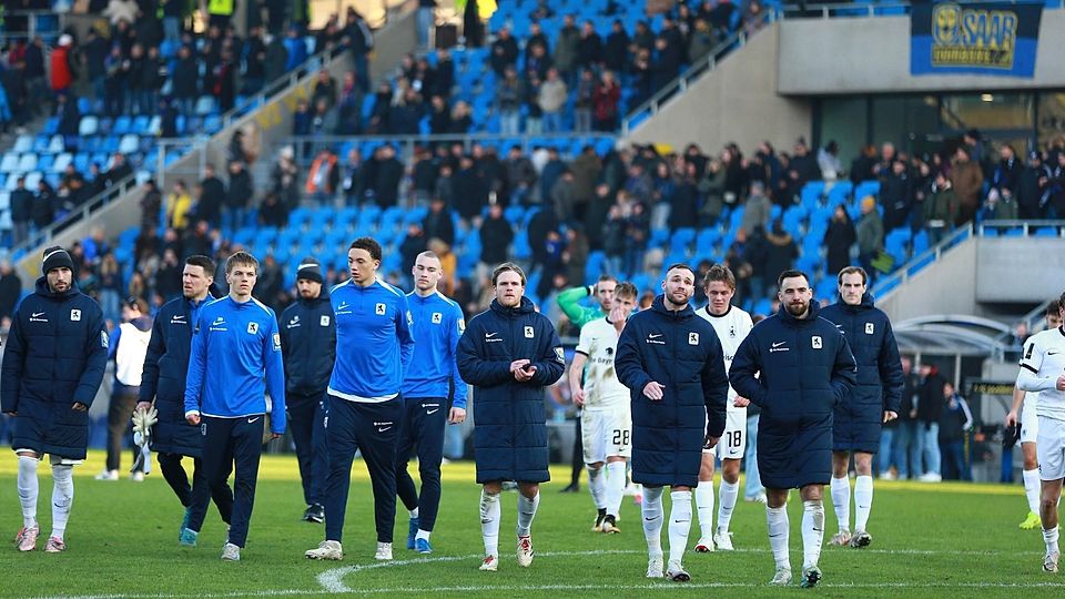 Ein Sinnbild für den ganzen Klub: Die Mannschaft des TSV 1860 München wirkte am Samstag nicht nur nach Spielende beim Gang zu den Fans wie gelähmt.