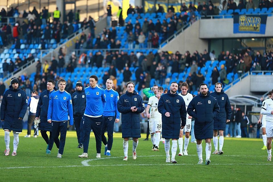 Ein Sinnbild für den ganzen Klub: Die Mannschaft des TSV 1860 München wirkte am Samstag nicht nur nach Spielende beim Gang zu den Fans wie gelähmt.