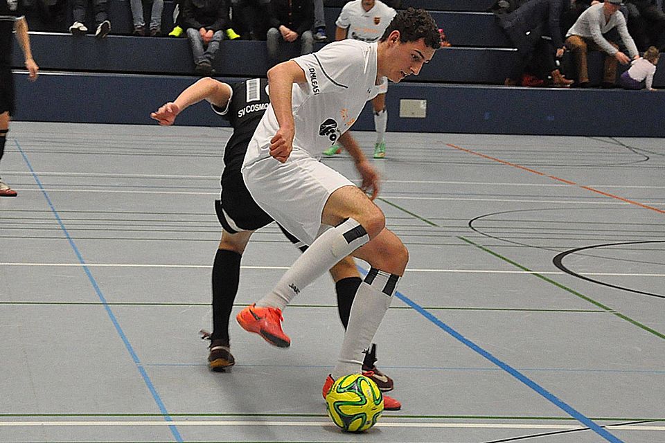 Fabian Krug vom TSV Neusäß gehört trotz seiner Größe zu den Spielern, die den Umgang mit dem trägen Futsal-Ball beherrschen.  Foto: Oliver Reiser
