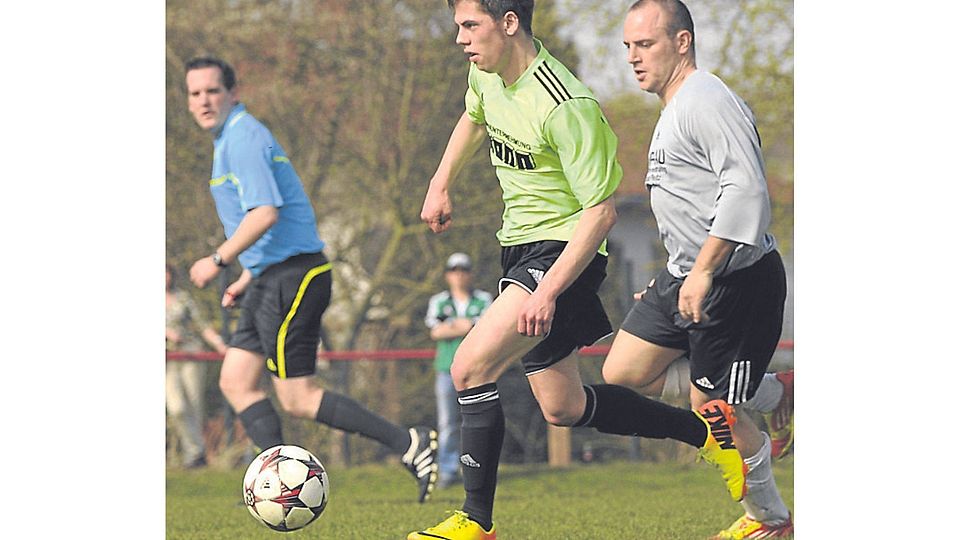 Laufduell: Der Spieler des SV Oberhausen (gelbes Trikot) versucht dem Weinsheimer Gegenspieler zu entwischen. Foto: Heidi Sturm