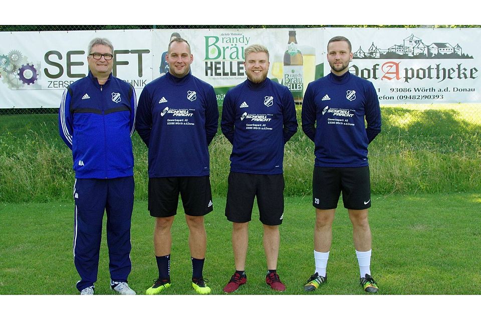 Abteilungsleiter Martin Audinger, Trainer Philipp Jann, Torwart Tobias Mühlbauer und Trainer Stefan Glöckl (v.l.). 