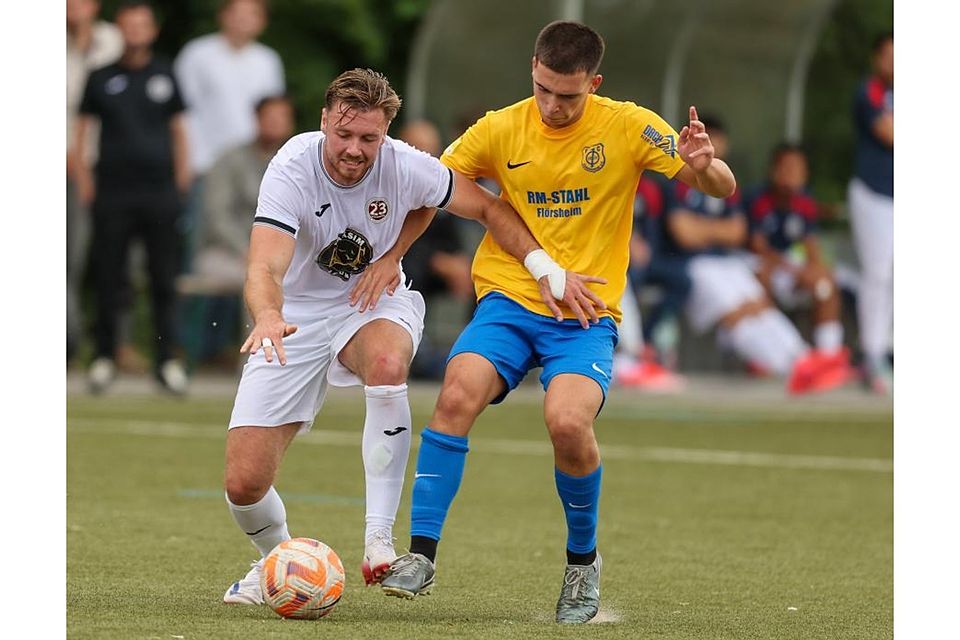 Packender Zweikampf: Leopold Krey, Neuzugang von Aufsteiger SKG 23 Wiesbaden, gegen Amar Glogic vom FC Eddersheim II.	Foto: Frank Heinen