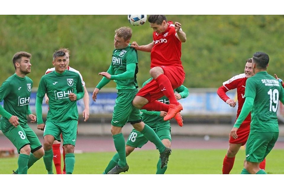 Der 1. FC Kaan-Marienborn (rote Trikots, hier Dawid Krieger beim Kopfball) will am Sonntag im Heimspiel gegen den SC Paderborn 2. nicht nur – wie bei der Auftaktniederlage in Rheine – gut spielen, sondern auch die ersten Saisonpunkte einfahren. Foto: carlo