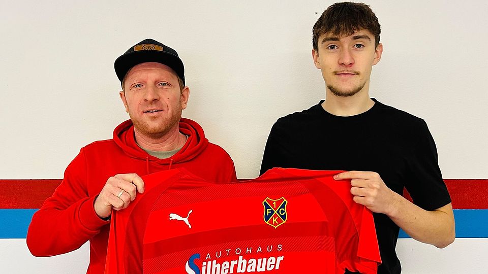 Bad Kötztings Sportlicher Leiter Thomas Iglhaut (links) präsentiert mit Lukas Weidlich den nächsten Neuzugang.