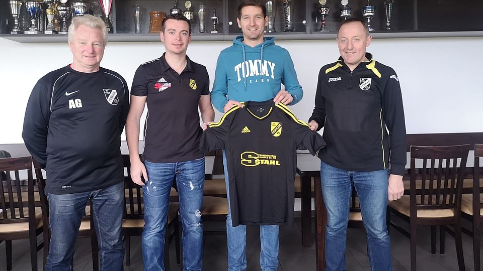 Von links: 1. Vorsitzender Artur Gebhard, Abteilungsleiter Simon Ankerl, der künftige Spielertrainer Daniel Stavlic und 2. Vorsitzender Andreas Seliger.