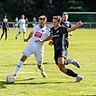 Der Finther Luca Seibert (rechts) im Zweikampf mit dem Saulheimer Jonas Kleinschmidt (links) beim 2:2-Unentschieden.	Foto: Carsten Selak/pakalski-press