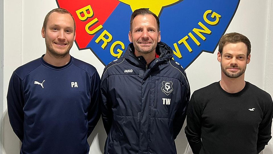 Toni Wittmann (Mitte), Abteilungsleiter Sport des SV Burgweinting, nimmt die neuen Trainer Andreas Pollakowski (links) und Alexander Bucher an seine Seite.